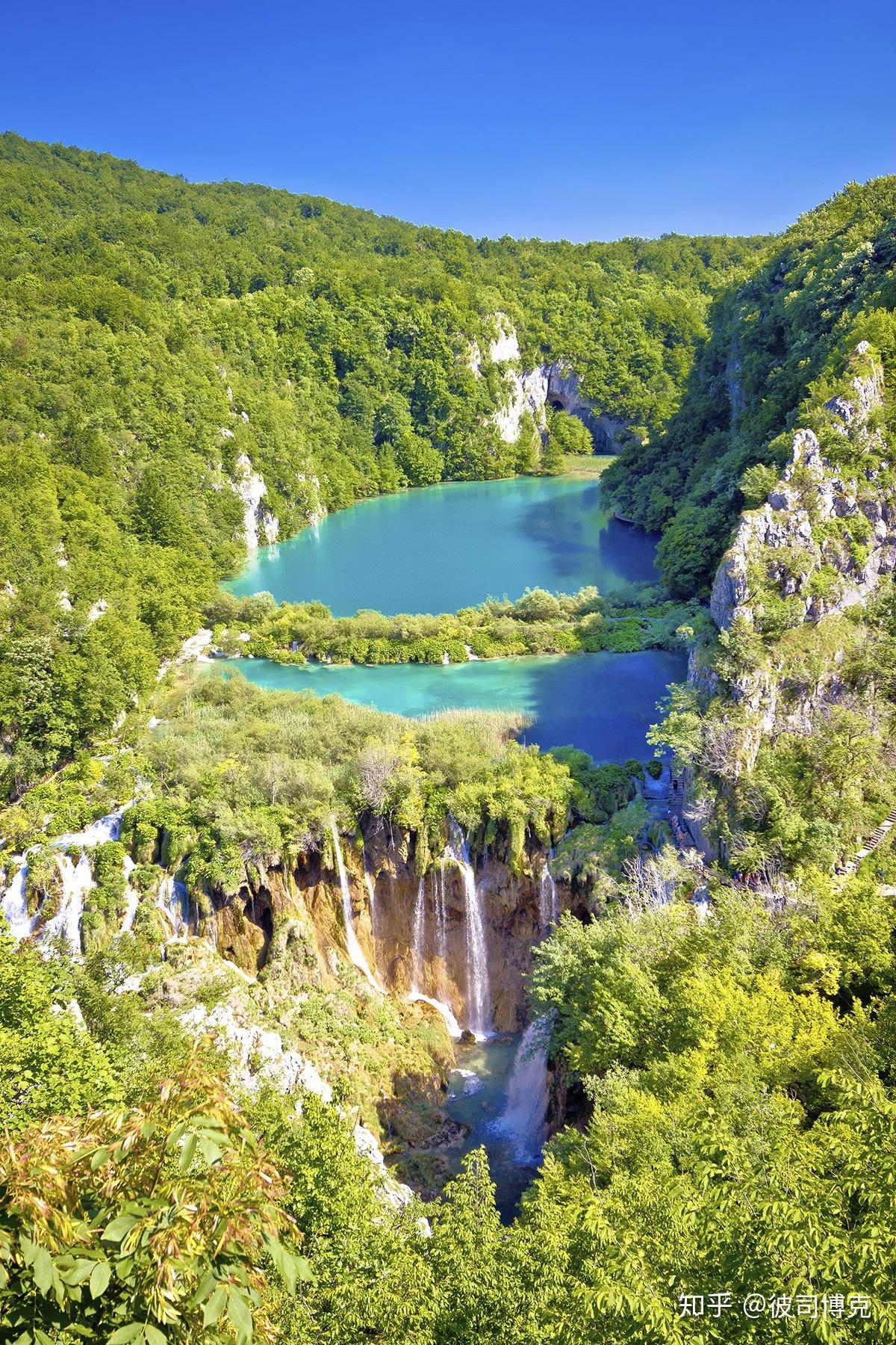 白垩砂岩岩石景观、幽深的山谷、平顶山（Tafelberg）和峡谷是公园的特点